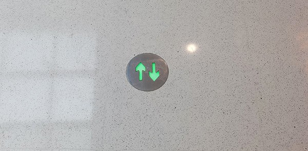 智能疏散系統如何區分真實火警與誤報？