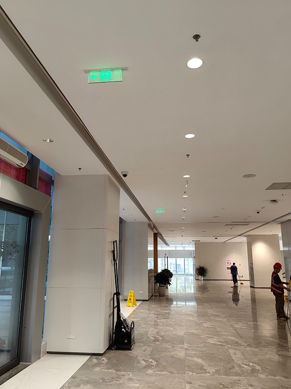 智能疏散指示系統如何防止誤報和誤操作？