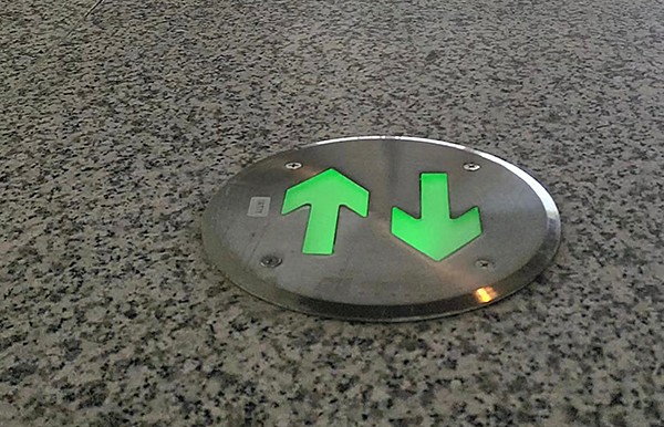 智能疏散系統如何確保疏散指示的清晰度和可見性？