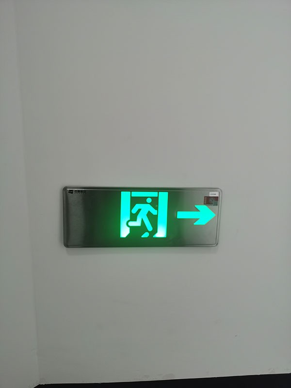 在大規(guī)模人群疏散中，智能疏散照明系統(tǒng)如何發(fā)揮作用？