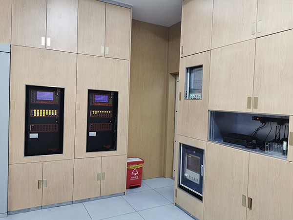 應急疏散系統如何在高層建筑中有效運作？