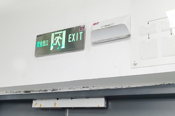 如何確保智能疏散系統在斷電情況下仍能正常工作？