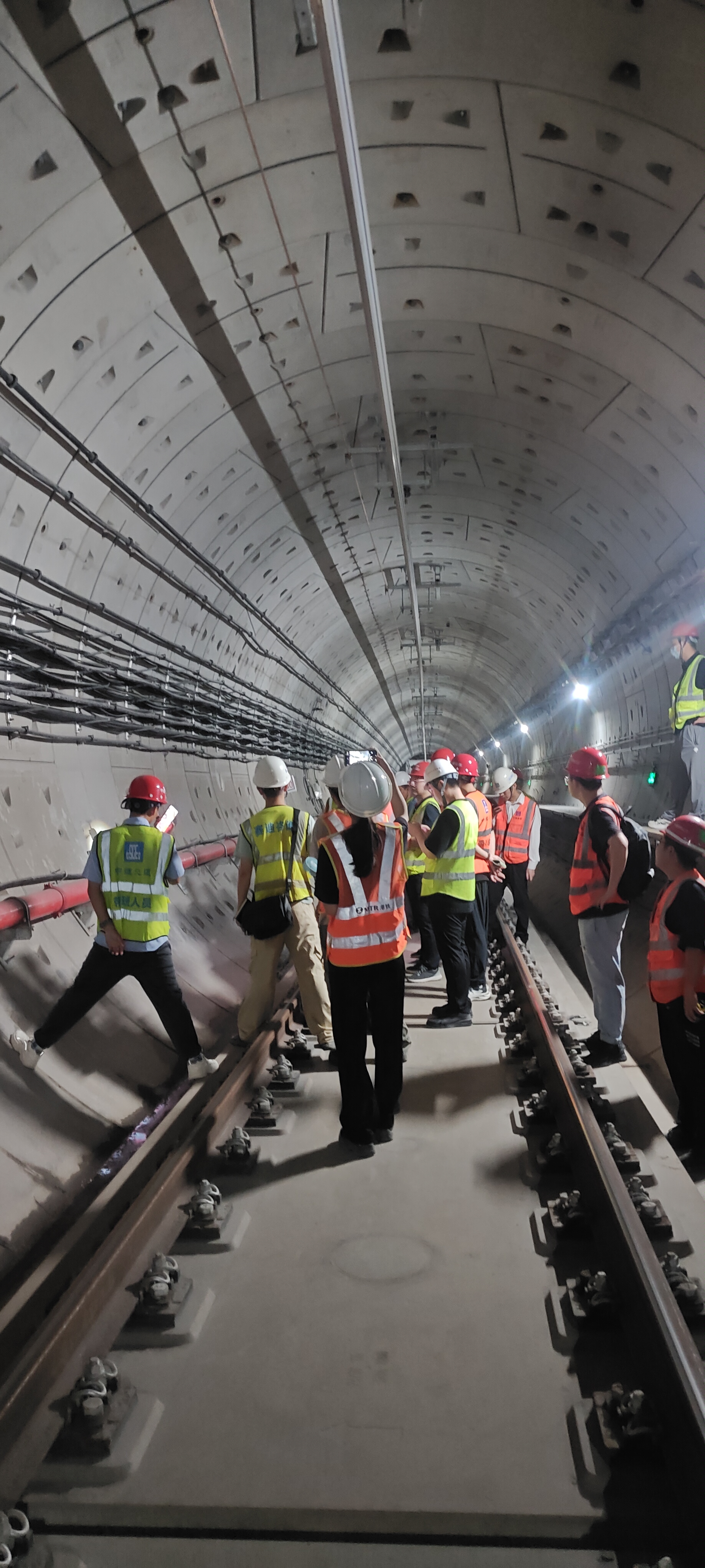 智能疏散指示系統能否根據疏散進度動態調整指示信息？