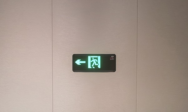 智能疏散指示系統(tǒng)如何適應(yīng)不同光線條件下的工作環(huán)境？